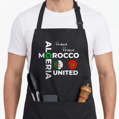Tablier de cuisine noir avec typographie Algéria Morocco United et deux drapeaux circulaires aux couleurs vertes, blanches et rouges.
