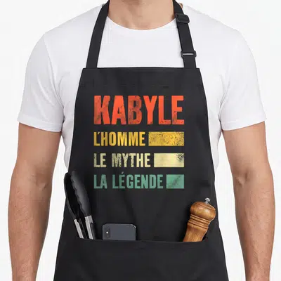 Tablier de cuisine noir avec l inscription Kabyle l homme le mythe la légende en lettres colorées et effet vieilli.
