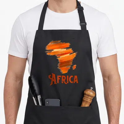 Tablier de cuisine noir avec carte Afrique stylisée en touches orange et le mot Africa imprimé en bas.
