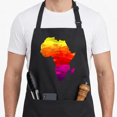 Tablier de cuisine noir avec carte d'Afrique multicolore et silhouettes d'animaux sauvages intégrées au design.