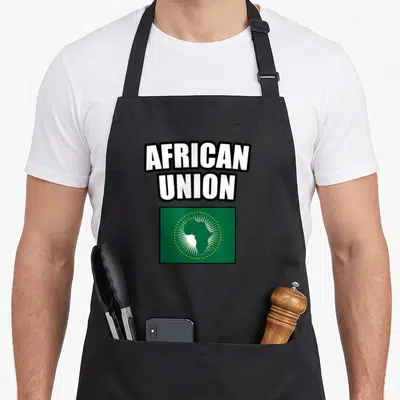 Tablier de cuisine noir avec le logo African Union et le drapeau vert représentant la carte blanche du continent africain entouré d'étoiles dorées.