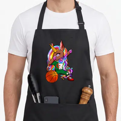 Tablier de cuisine noir avec licorne aux cheveux arc-en-ciel faisant un dab avec un ballon de basket et un maillot vert blanc rouge.