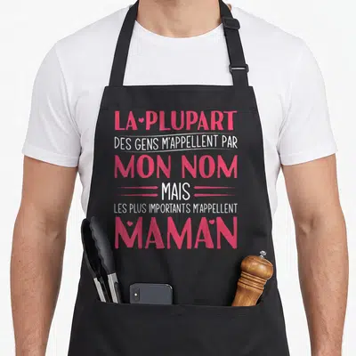 Tablier de cuisine noir avec inscription rose et blanche sur le thème de la maternité et du titre de maman.