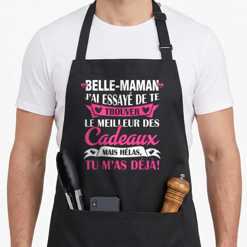Tablier de cuisine noir avec texte blanc et rose Belle-Maman Cadeaux Tu M'as Déjà entouré de petits cœurs roses.