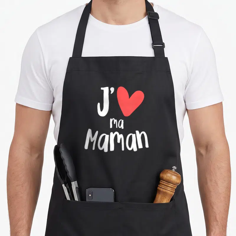 Tablier de cuisine noir avec inscription blanche J'aime ma Maman et un cœur rouge vif au centre.