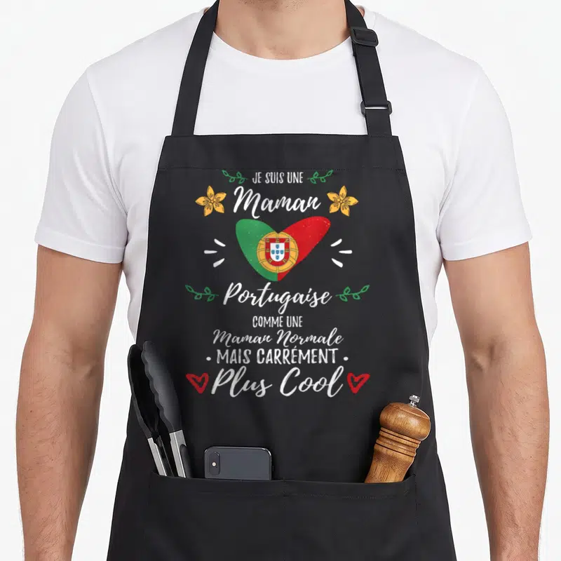 Tablier de cuisine noir avec un motif typographique et un cœur aux couleurs du drapeau portugais orné de fleurs jaunes.