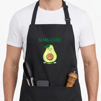 Tablier de cuisine noir avec illustration d'avocat en tailleur et le mot Mamacado imprimé en vert.