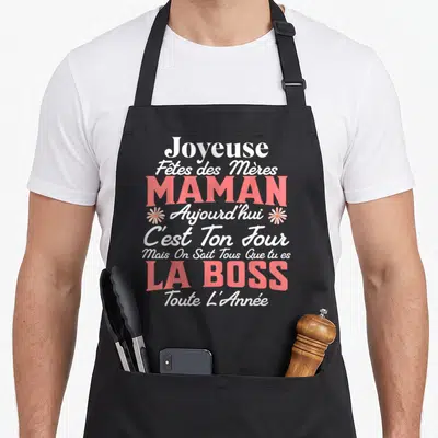 Tablier de cuisine noir avec inscription rose et blanche célébrant la maman comme la boss toute lannée.