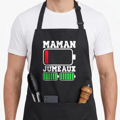 Tablier de cuisine noir avec inscription Maman Jumeaux et trois icônes de batterie couleur rouge et verte.