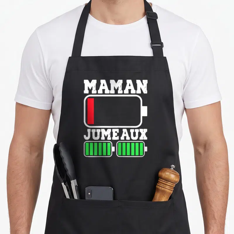 Tablier de cuisine noir avec inscription Maman Jumeaux et trois icônes de batterie couleur rouge et verte.