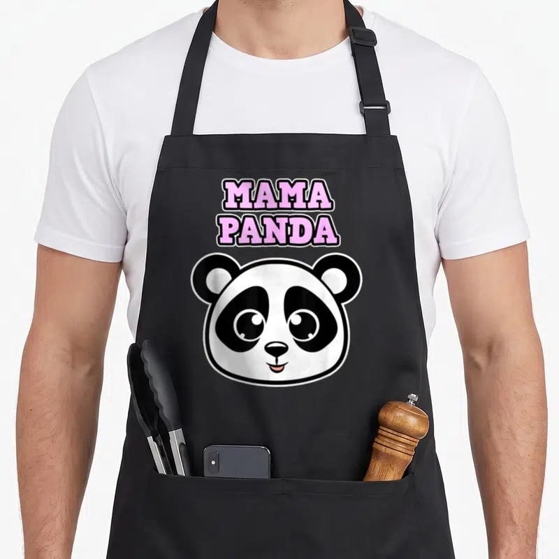 Tablier de cuisine noir avec illustration de tête de panda et texte Mama Panda en lettres roses au-dessus.