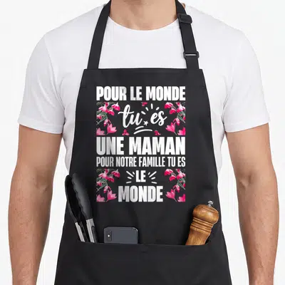Tablier de cuisine noir avec inscription blanche Pour le monde tu es une maman entourée de fleurs roses.