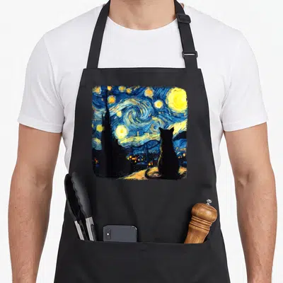 Tablier de cuisine noir avec un chat noir regardant une version artistique de la Nuit étoilée de Van Gogh.