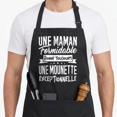 Tablier de cuisine noir avec le texte Une maman formidable donne toujours une mounette exceptionnelle en typographie blanche.