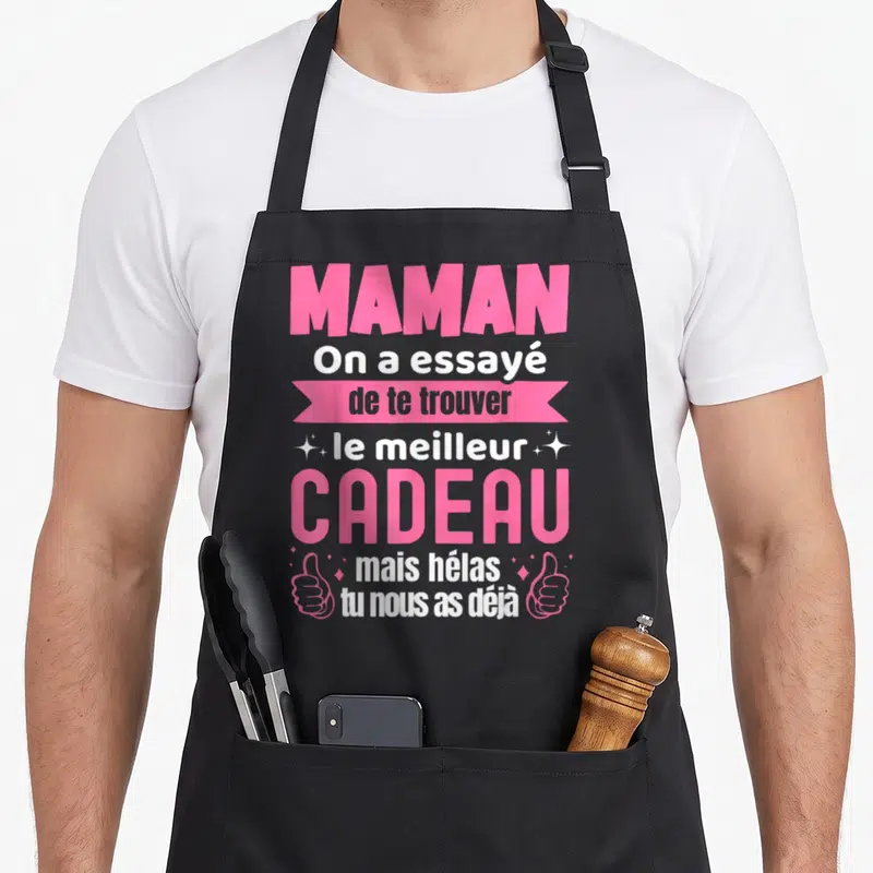 Tablier de cuisine noir avec inscription rose et blanche Maman On a essayé de te trouver le meilleur cadeau mais hélas tu nous as déjà.