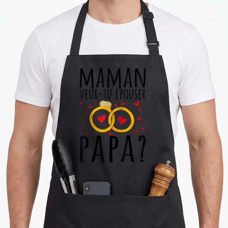 Tablier de cuisine noir avec texte Maman veux-tu épouser Papa et deux anneaux dorés aux cœurs rouges.