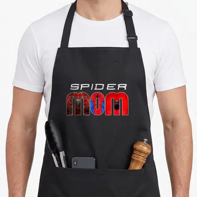 Tablier de cuisine noir avec inscription Spider Mom aux motifs de costumes de super-héros rouges et bleus.