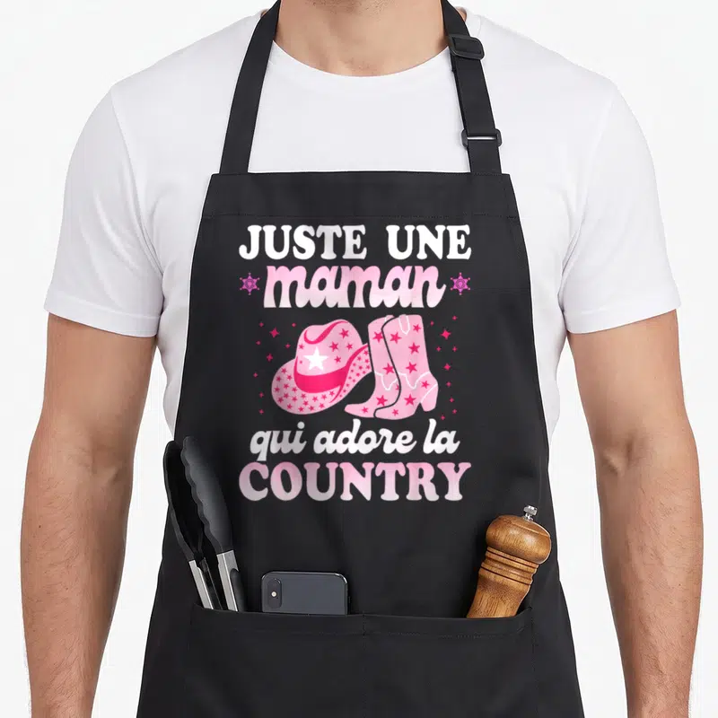 Tablier de cuisine noir avec inscription Juste une maman qui adore la country et illustrations roses de chapeau et bottes à étoiles.