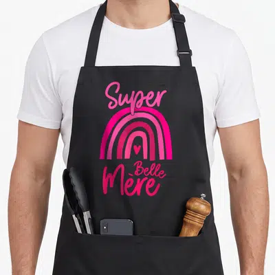 Tablier de cuisine noir avec arc-en-ciel rose et texte Super Belle Mère en calligraphie.