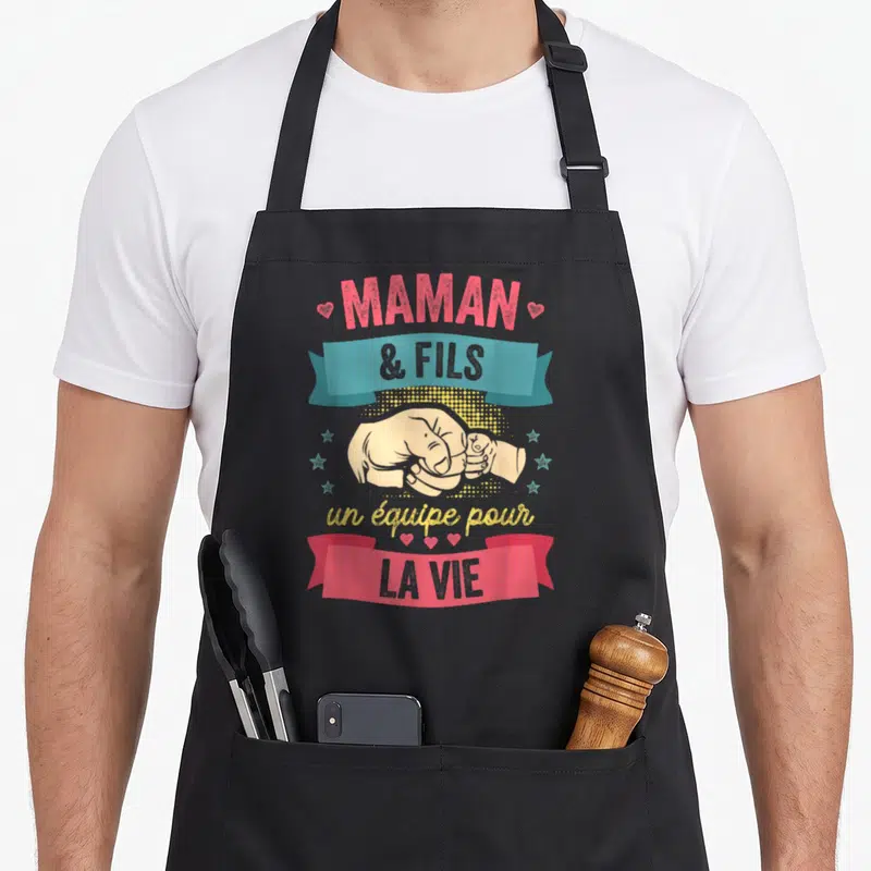 Tablier de cuisine noir avec illustration de poings se touchant et texte Maman Fils un équipe pour la vie.