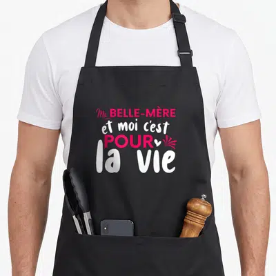 Tablier de cuisine noir avec inscription rose et blanche Ma Belle-Mère et moi c'est pour la vie