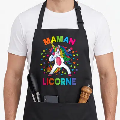 Tablier de cuisine noir avec une licorne blanche en pose dab, des étoiles, des cœurs et les mots MAMAN LICORNE en couleurs vives.