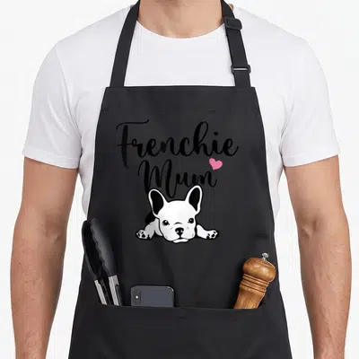 Tablier de cuisine noir avec illustration Bouledogue français et texte Frenchie Mum en calligraphie noire.