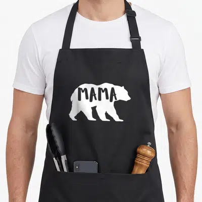 Tablier de cuisine noir avec silhouette d'ours blanche et texte MAMA intégré dans le dessin.