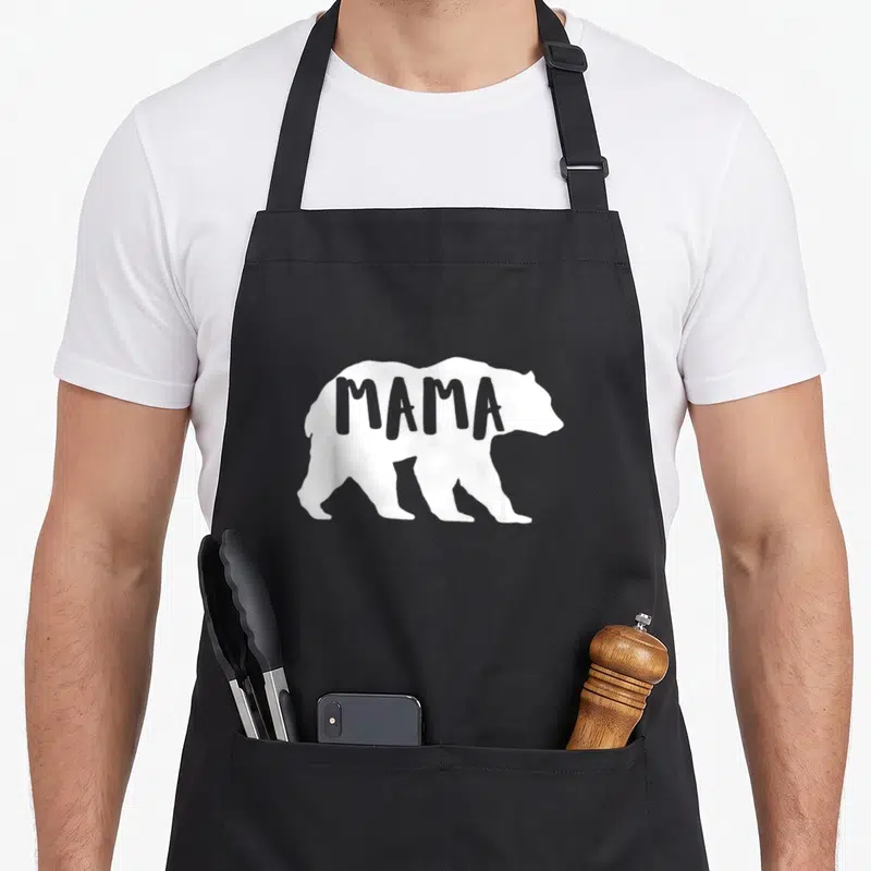 Tablier de cuisine noir avec silhouette d'ours blanche et texte MAMA intégré dans le dessin.