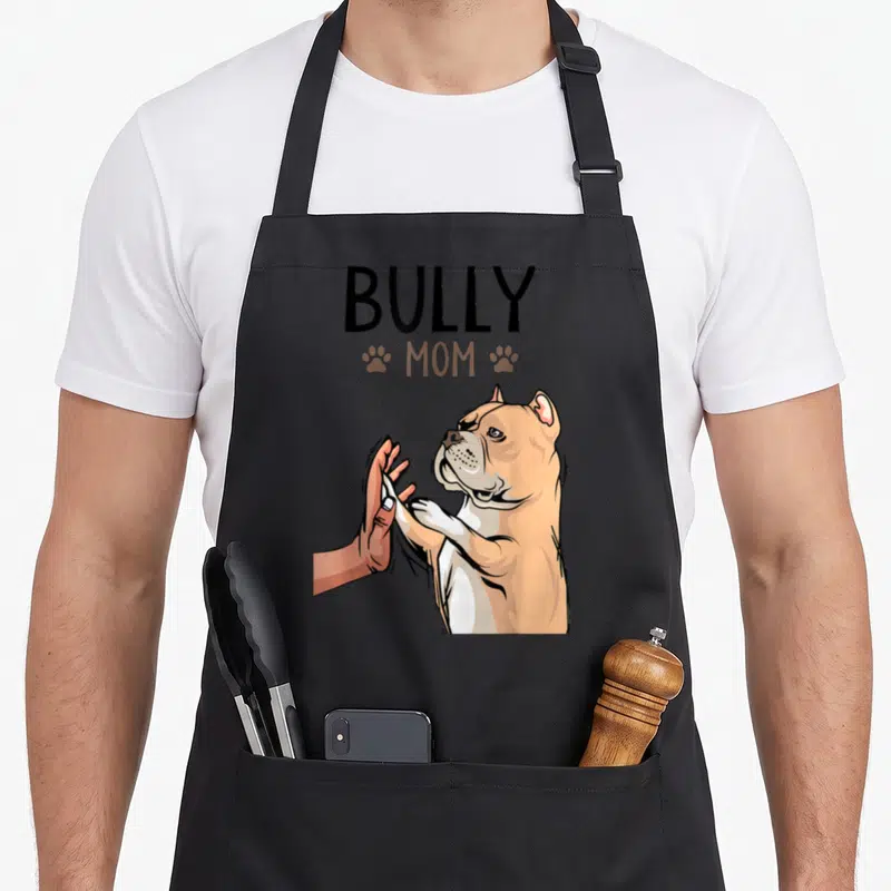 Tablier de cuisine noir avec illustration d'un American Bully effectuant un high five sous le texte BULLY MOM.