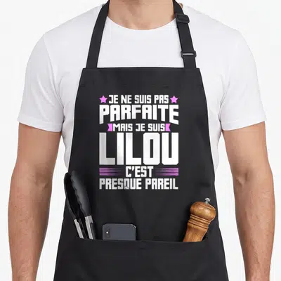 Tablier de cuisine noir avec inscription blanche et rose Je ne suis pas parfaite mais je suis Lilou c'est presque pareil.
