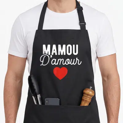 Tablier de cuisine noir avec l'inscription Mamou D'amour et un cœur rouge au centre.