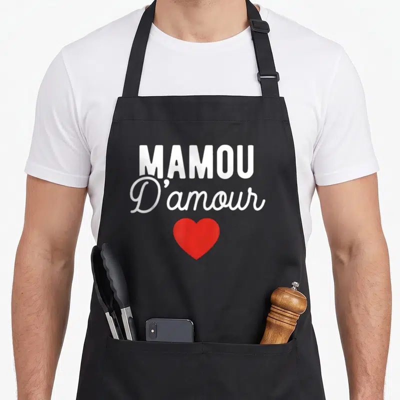 Tablier de cuisine noir avec l'inscription Mamou D'amour et un cœur rouge au centre.