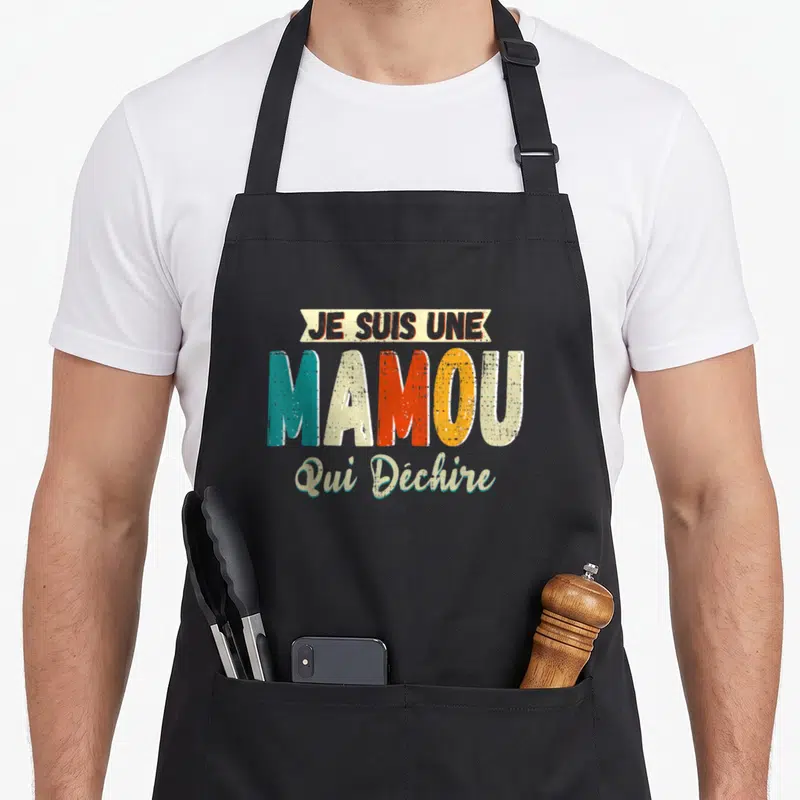 Tablier de cuisine noir avec l'inscription colorée Je suis une Mamou qui déchire en typographie vintage.
