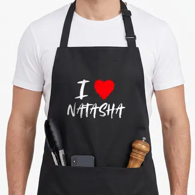 Tablier de cuisine noir avec inscription I Love Natasha et un cœur rouge au centre du motif imprimé.