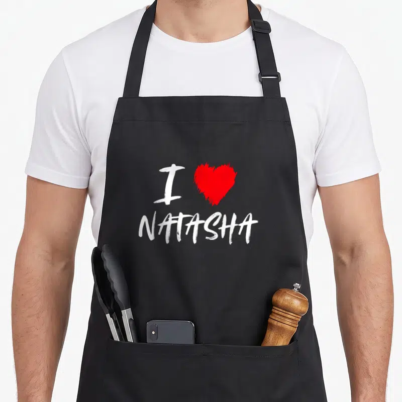 Tablier de cuisine noir avec inscription I Love Natasha et un cœur rouge au centre du motif imprimé.