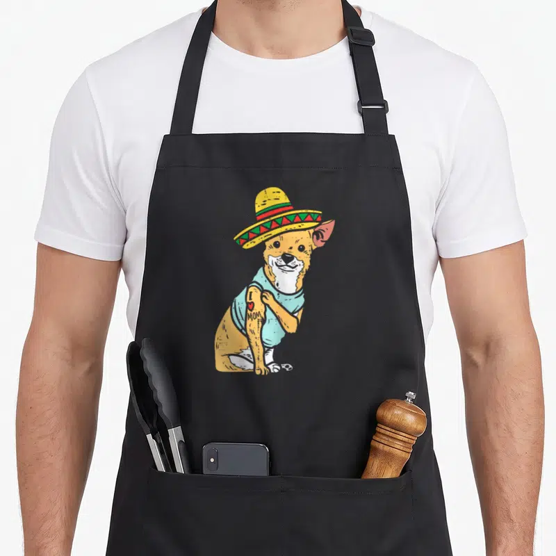 Tablier de cuisine noir avec un chihuahua portant un sombrero et montrant un tatouage I Love Mom sur sa patte.