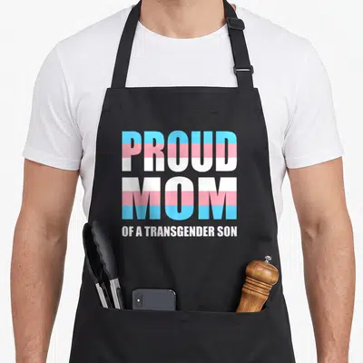Tablier de cuisine noir avec Proud Mom of a transgender son en lettres aux couleurs du drapeau trans.