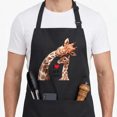 Tablier de cuisine noir avec une illustration de deux girafes et le texte I Love My Mom.