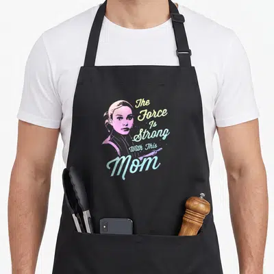Tablier de cuisine noir avec illustration vintage de Padmé et texte The Force Is Strong With This Mom en couleurs pastel.