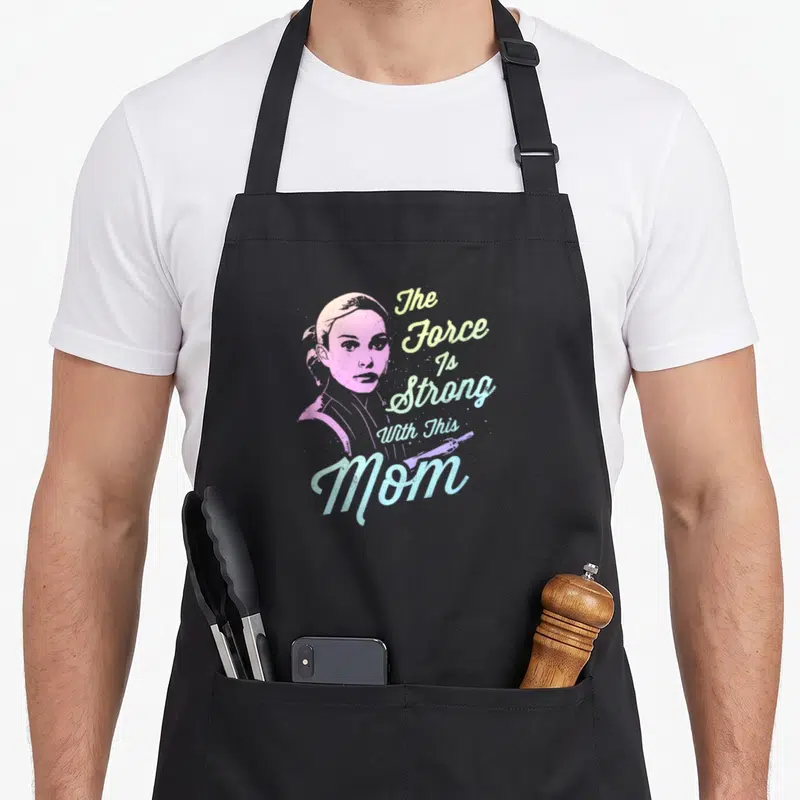 Tablier de cuisine noir avec illustration vintage de Padmé et texte The Force Is Strong With This Mom en couleurs pastel.