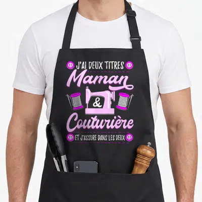 Tablier de cuisine noir avec une machine à coudre rose et le texte J'ai deux titres Maman et couturière