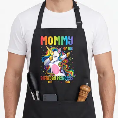 Tablier de cuisine noir avec une licorne arc-en-ciel effectuant un dab sous le texte Mommy of the anniversaire Princess.