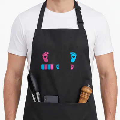 Tablier de cuisine noir avecSoon to be mom 2026 loading et empreintes de pieds roses et bleues.