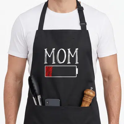 Tablier de cuisine noir avec inscription MOM et icône batterie rouge vide en dessin au trait blanc.