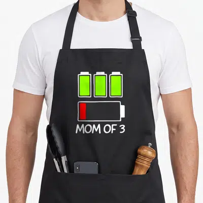 Tablier de cuisine noir avec trois batteries vertes, une batterie rouge et le texte Mom of 3 en blanc.
