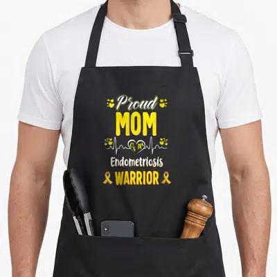 Tablier de cuisine noir avec inscription Proud MOM Endometriosis Warrior et ruban de sensibilisation jaune.
