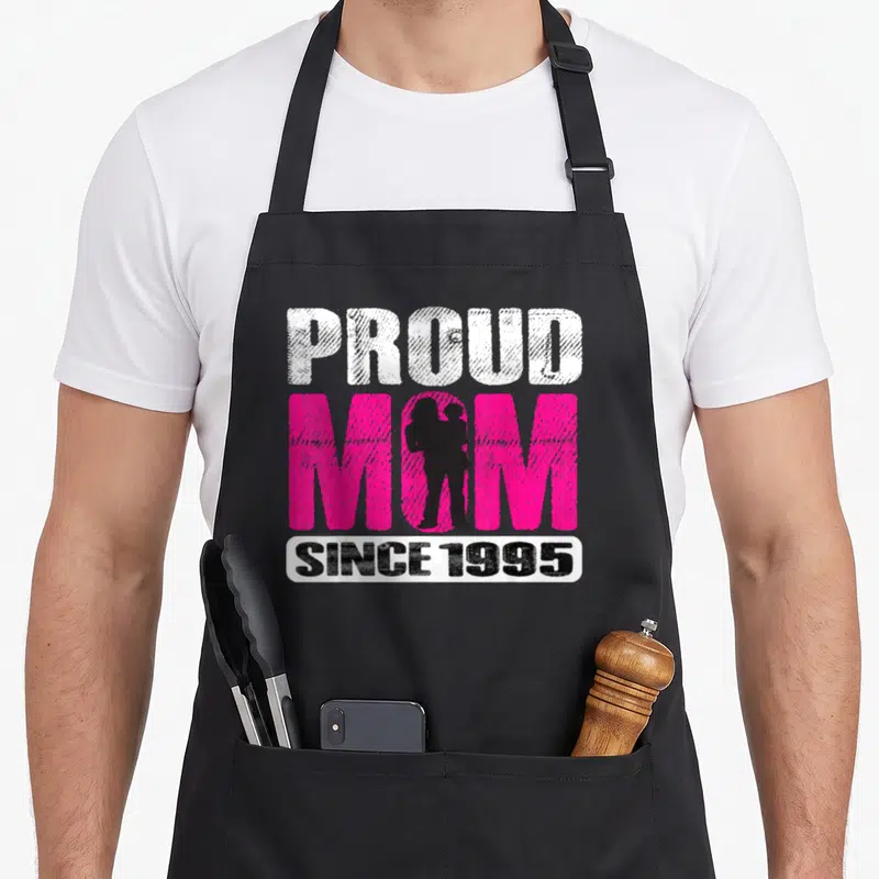 Tablier de cuisine noir avec inscription Maman fière 1995 et silhouette rose d'une mère tenant un enfant.