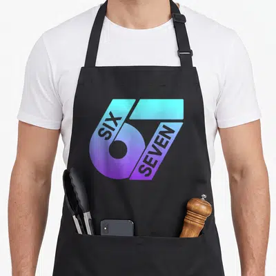 Tablier de cuisine noir avec le logo 67 SIX SEVEN aux couleurs dégradées violet et turquoise.