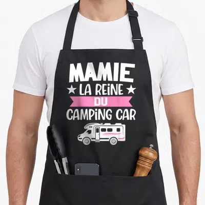 Tablier de cuisine noir avec inscription Mamie la reine du camping car et dessin de véhicule blanc et rose.